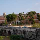 Il complesso si affaccia su Lama Balice, che in quel punto � percorsa dal suggestivo Pescara del Carmine, massiccio ponte ottocentesco che conduce al centro storico cittadino